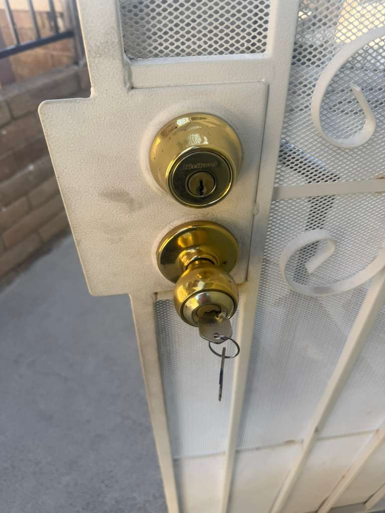Residential deadbolt and doorknob rekey in Arcadia CA